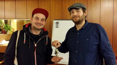 Micha Heitkamp übergibt bei der symbolischen Schlüsselübergabe den Vorsitz an Jannes Tilicke