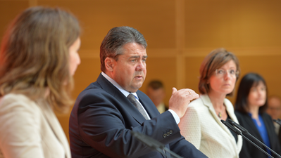 Aydan Özoguz, Sigmar Gabriel & Malu Dreyer stellen SPD-Paket für wirksame Flüchtlingspolitik vor (Foto: Marco Urban)