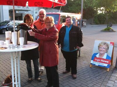 vorne Inge Howe, hinten von links, Gisela Kaase, Karl Hermann Hottel und Andreas Below