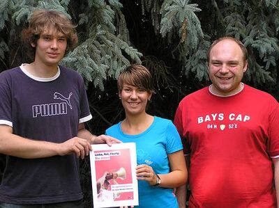 Micha Heitkamp, Victoria Tiemeier und Jens Hübsch mit dem Juso-Wahlprogramm