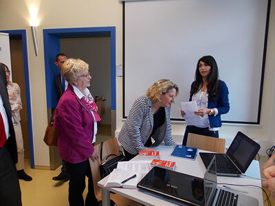 Inge Howe (SPD-MdL) Wissenschaftsministerin Svenja Schulze mit Studentin Bahar Yilmaz