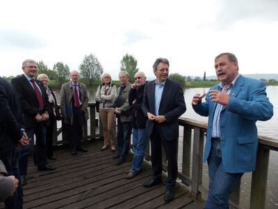 Delegation besucht die Schiffmühle in Minden und lässt sich die Auswirkungen der Versalzung in Minden erläutern.