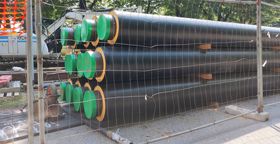 Terramargia, Tubi del Teleriscaldamento di A2A a San Donato Milanese (Giugno 2022), bearbeitet, CC BY-SA 4.0