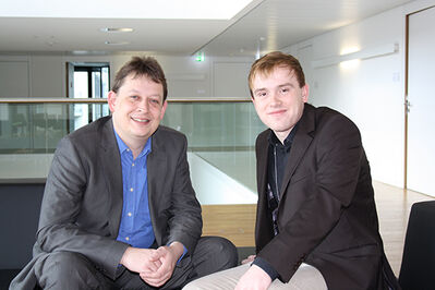 Bildunterschrift: Bundestagsabgeordneter Stefan Schwartze und Praktikant Hinrich Schwarze
