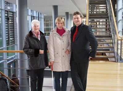 Sabine Prange mit ihrer Mutter Rosemarie Prange und dem hiesigen Bundestagsabgeordneten Stefan Schwartze
