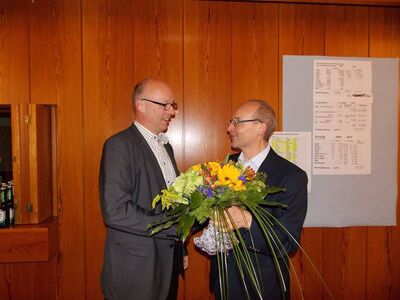 Michael Buhre gratuliert Bernd Hedtmann zum Gewinn der Bürgermeisterwahl in Porta Westfalica