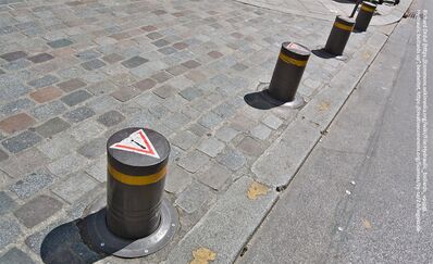 Symbolbild: Richard Drdul, Hydraulic bollards up, bearbeitet, CC BY-SA 2.0