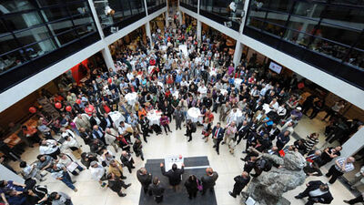 Volles Atrium schon am frühen Nachmittag zur Begrüßung. (Bild: Jörg Carstensen)